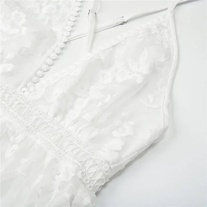 Détail de la dentelle florale de la robe mini blanche