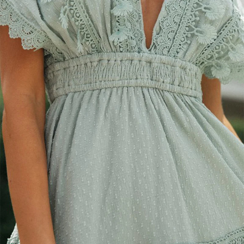 Détail du décolleté en V et de la taille smockée de la mini robe sexy
