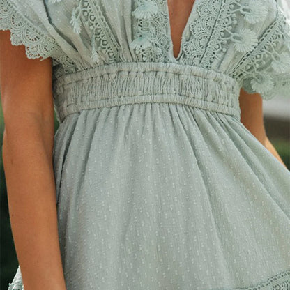 Détail du décolleté en V et de la taille smockée de la mini robe sexy
